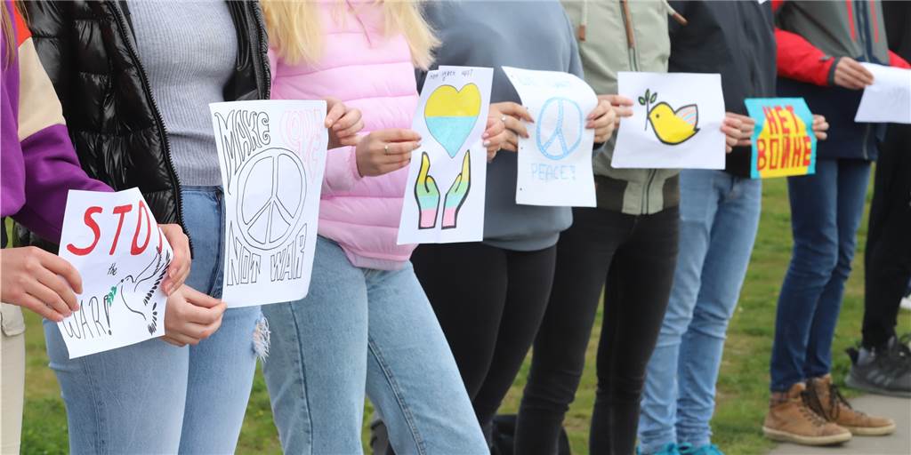 700 Meter lange Menschenkette: Schüler protestieren gegen Ukraine-Krieg Vom Eingang des Städtischen Gymnasiums bis in den Auenpark reichte eine Menschenkette für den Frieden in der Ukraine. Schülerinnen und Schüler hatten dabei klare Botschaften für den russischen Präsidenten Wladimir Putin und die Menschen in der Ukraine.