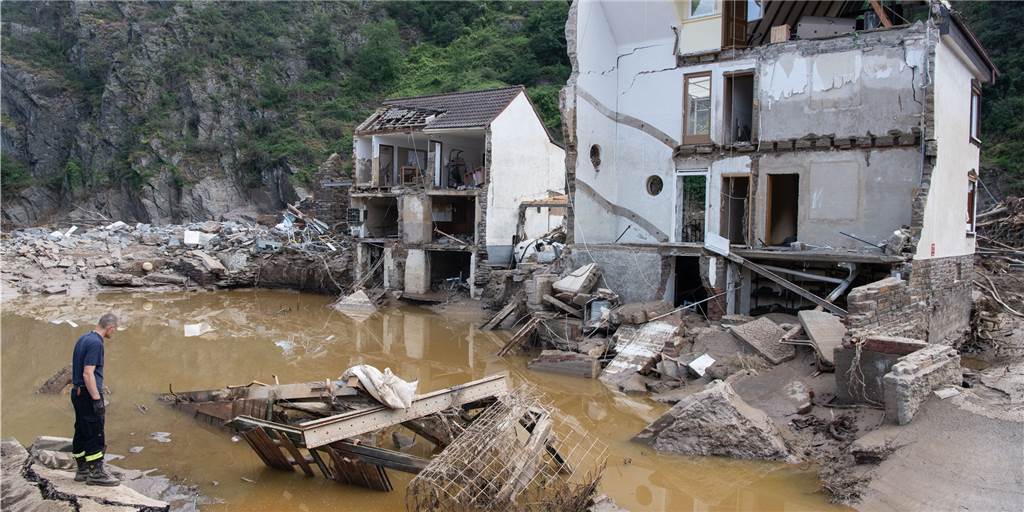 Ein Haus steht nach den Unwettern im Juli 2021 an der Ahr komplett unter Wasser
