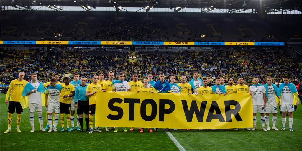 BVB-Benefizspiel: Außergewöhnliche Aktion und noch wichtigeres Zeichen Borussia Dortmund und Dynamo Kiew haben mit dem Benefizspiel im Signal Iduna Park ein wichtiges Zeichen gesetzt.