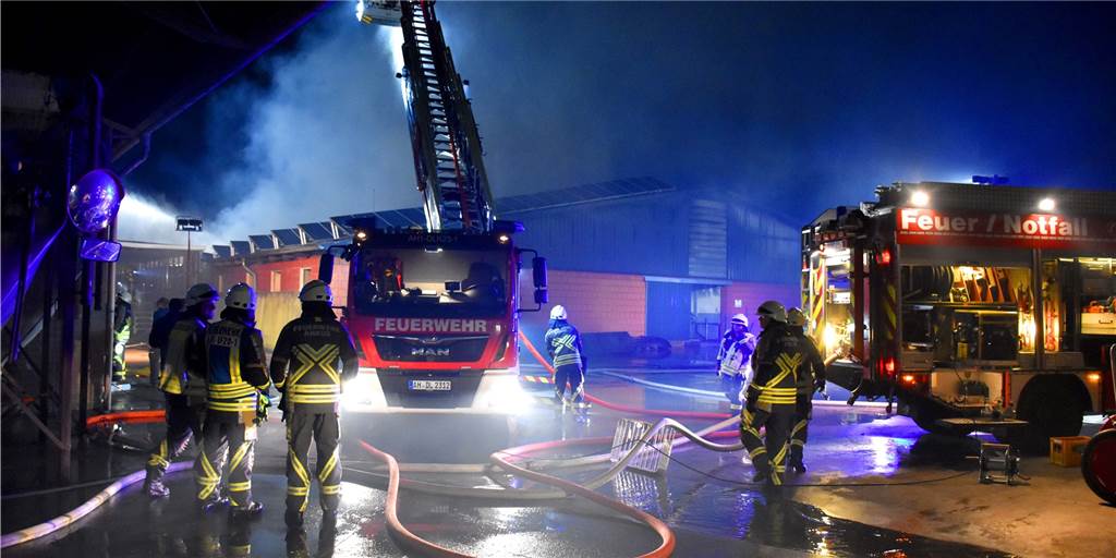 150 Feuerwehrleute retten zwei große Schweineställe mit Tausenden Tieren Über 150 Feuerwehrleute haben von Dienstag auf Mittwoch gegen die Flammen auf dem Hof im Besslinghook gekämpft. Am Ende mit Erfolg: Rund 2000 Schweine sind zwar in den Flammen verendet, doch zwei Ställe mit bis zu 4000 weiteren Tieren konnten gerettet werden.
