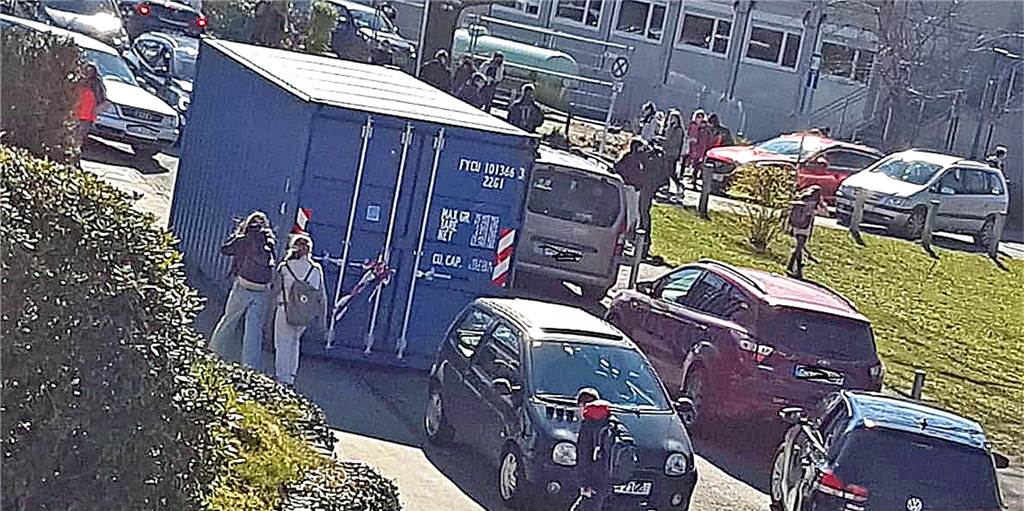 Anwohner beklagen Verkehrschaos: „Wir haben hier jeden Tag Borussia“ Anwohner haben die Situation zu Stoßzeiten dokumentiert. Nun war dies Thema in der Bezirksvertretung.