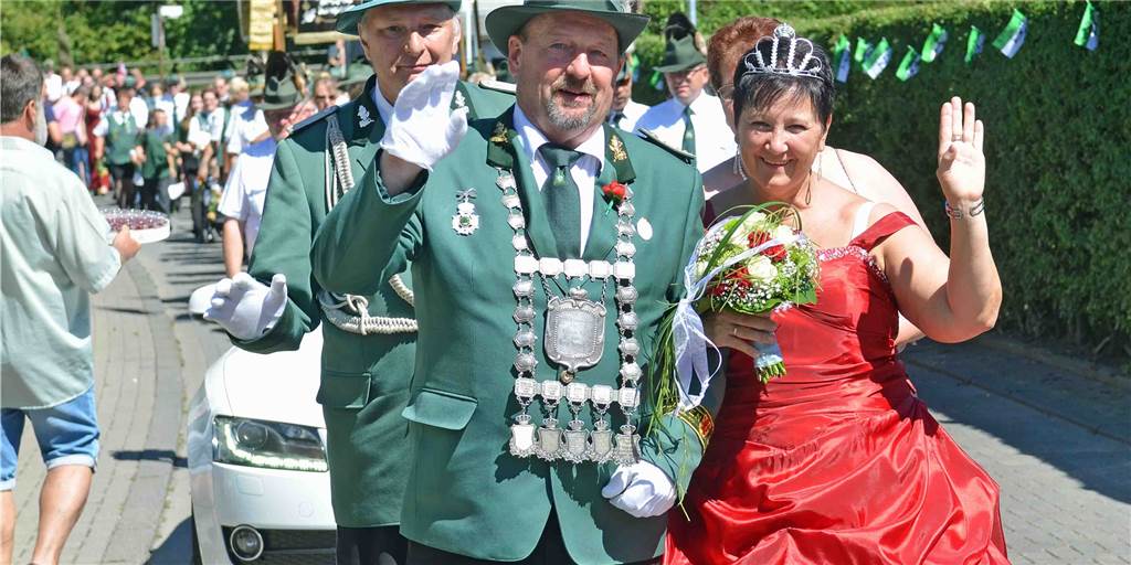 Doppel-Amtszeit für Bernd I. und Ute I.: Die Krone war immer griffbereit Das Archivbild zeigt Bernd I. und Ute I. Lindau beim Festumzug in Lünen-Süd. Corona hat die Amtszeit der Majestäten des Schützenvereins Lünen-Süd verdoppelt.