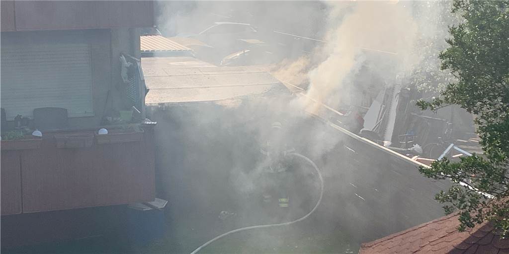 Dunkle Rauchwolke bei Schuppenbrand an der Mengeder Straße In schweren Rauchschwaden lag am Mittwoch-Spätnachmittag der Anbau eines Mehrfamilienhauses in Mengede.