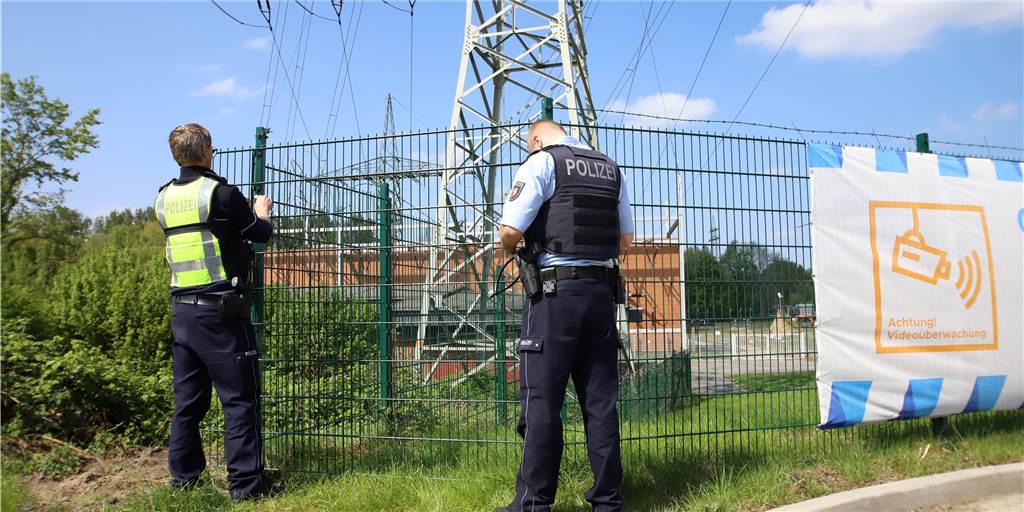 Polizei ermittelt: Stromausfall in Lünen war das Werk von Kriminellen Polizisten ermittelten am Mittwoch (27. April) vor Ort an der Moltkestraße.