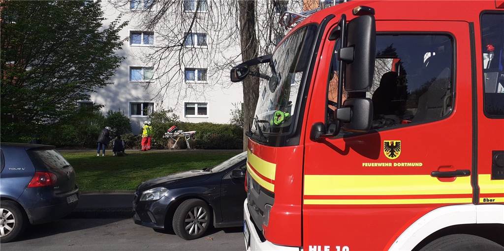 Feuer in Mehrfamilienhaus: Einsatzkräfte bekämpfen Brand in Kirchderne Im Keller des Mehrfamilienhauses auf der Straße In der Teufe ist am Morgen ein Feuer ausgebrochen.
