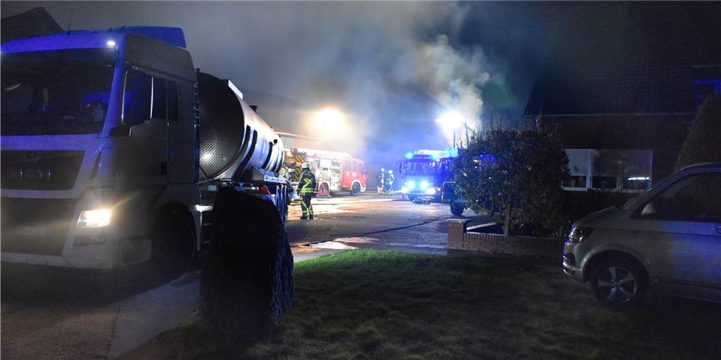 1700 tote Schweine: Polizei geht nach Stallbrand von technischer Ursache aus Mit einem massiven Aufgebot hatte die Feuerwehr am Dienstagabend und in der Nacht verhindert, dass die Flammen auf die anderen Stallgebäude auf dem Hof übergriffen. Die Polizei geht inzwischen davon aus, dass das verheerende Feuer eine technische Ursache hatte.