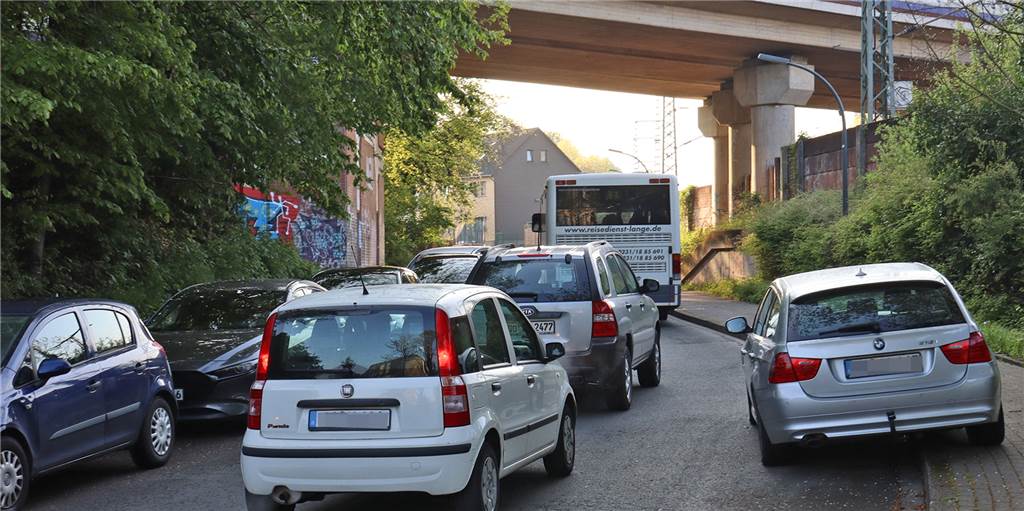 Eklig und beängstigend: Dortmunder Gymnasium kämpft für besseren Schulweg Parkende Autos auf dem Bürgersteig und dazu dichter Verkehr sorgen am Morgen für Gefahr auf dem Schulweg.