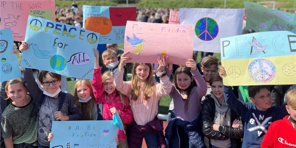 Frieden für alle! 2000 Castrop-Rauxeler Schüler fordern Ende der Kriege Über 2000 Schüler aus Castrop-Rauxel demonstrierten bei einem Sternmarsch und einer Abschlusskundgebung im Stadion an der Bahnhofstraße für den Frieden in der Welt und konkret gegen den Krieg in der Ukraine.