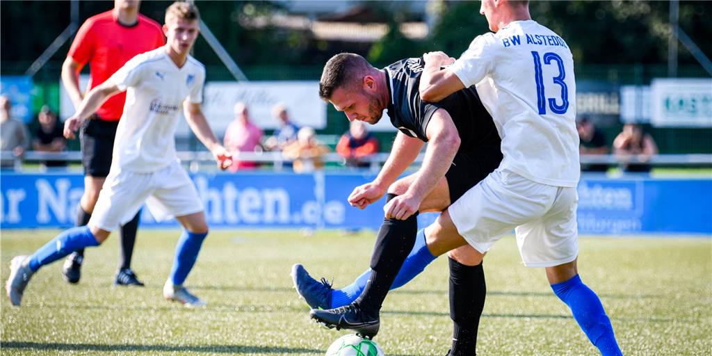 Sören Dvorak schießt zwölf Tore in fünf Spielen – Wechsel zum VfB Lünen überraschend geplatzt Sören Dvorak (M.) vom BV Brambauer II war in der Kreisliga A zuletzt kaum zu stoppen.