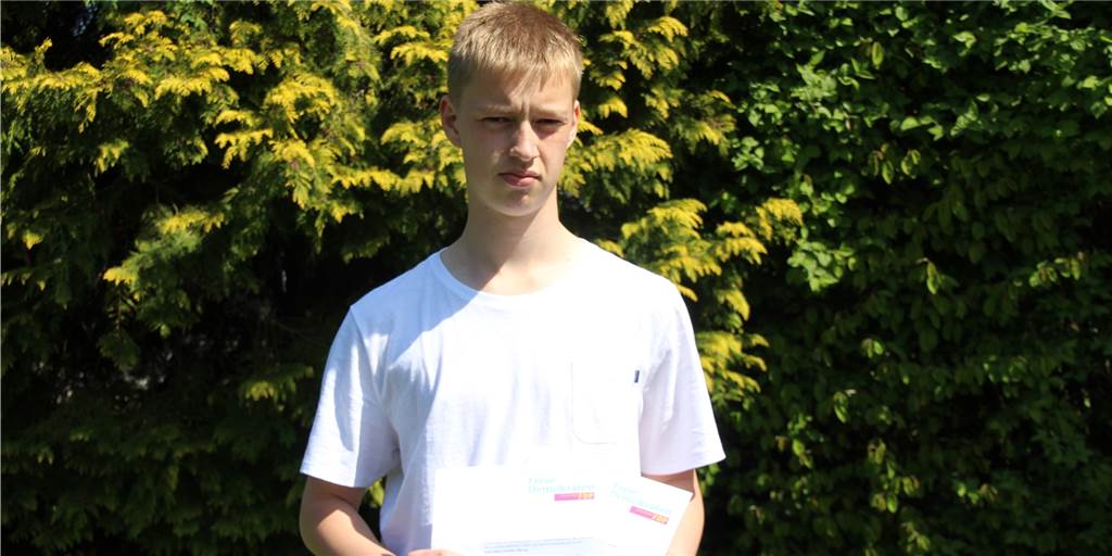 System-Panne: Verwaltung gibt falsche Erstwähler-Daten an Parteien heraus Felix Feldmeier (16) mit dem Erstwählerbrief der FDP in der Hand.