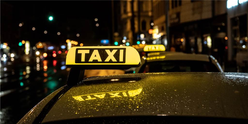 Taxifahrer wird geschlagen und dann fast mit dem eigenen Fahrzeug überfahren In Ahaus soll 2019 ein Taxifahrer von zwei jungen Männern angegriffen worden sein. Die beiden stehen jetzt vor dem Landgericht in Münster.