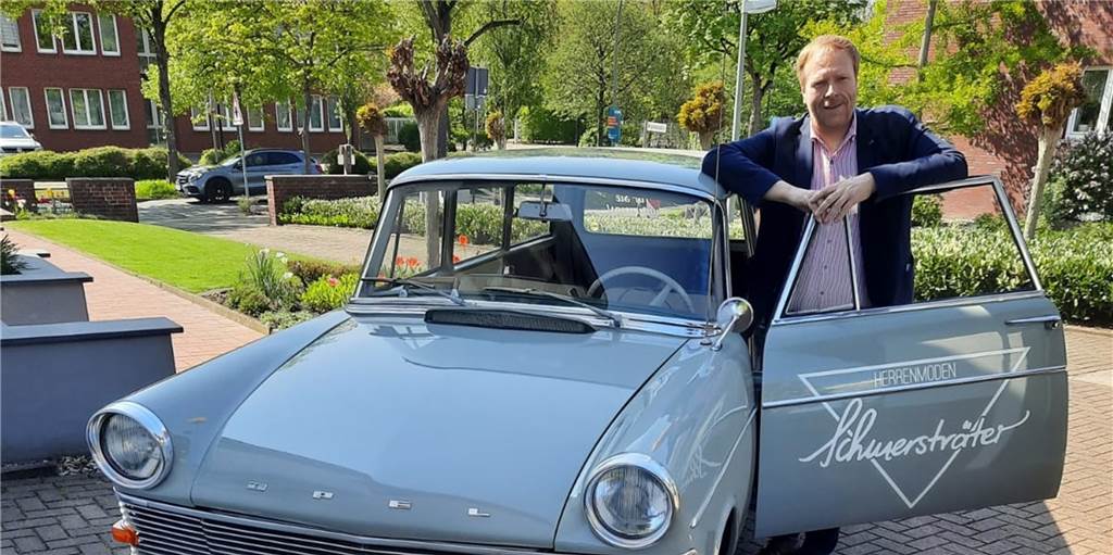 Werne bekommt ein neues Oldtimertreffen auf dem Marktplatz Christof Schmersträter vor seinem Oldtimer