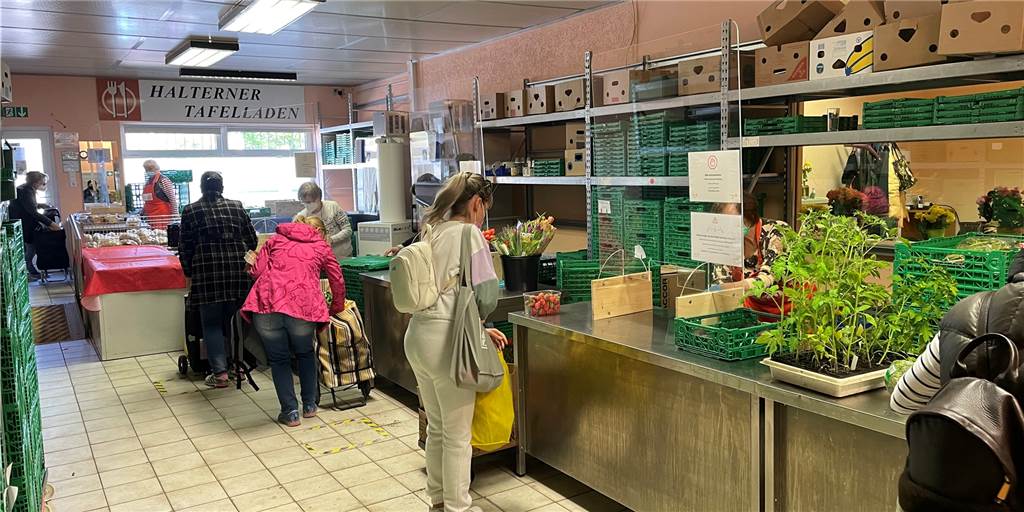Aufnahmestopp bei der Halterner Tafel: „Das haben wir noch nie gemacht“ Menschen stehen an der Ausgabe der Tafel.