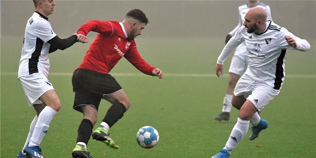 Bringt ein Tor in der Nachspielzeit eine Vorentscheidung im Titelrennen? Marvin Polczinski (M.) eröffnete gegen seinen Ex-Verein Sythen den Wulfener Torreigen.