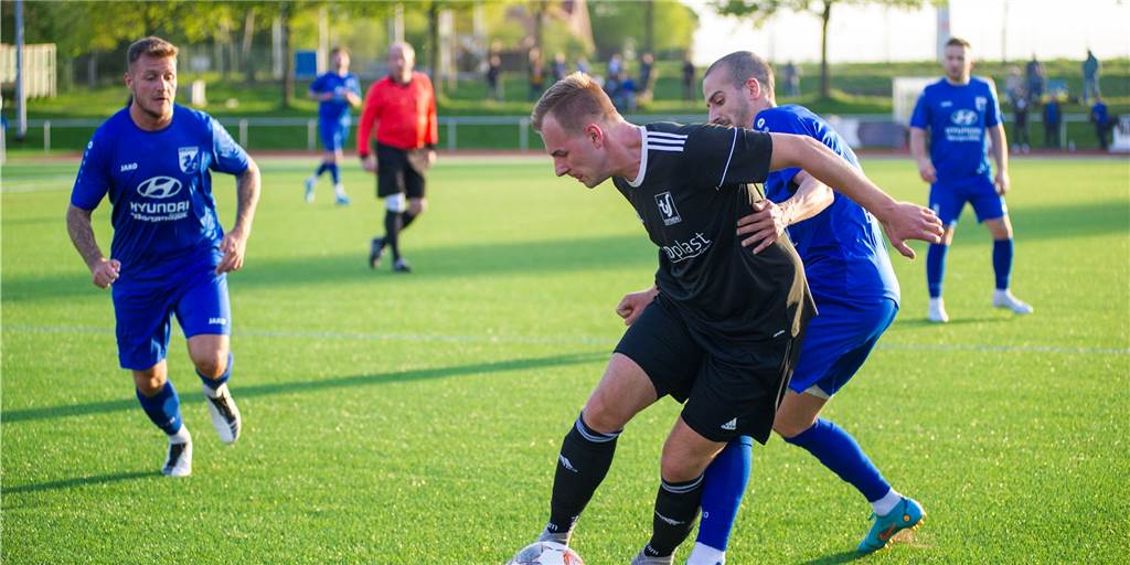 Ex-Spieler leitet Niederlage des TuS Sythen ein - vier Gegentore in Halbzeit zwei Ein häufiges Duell auf der rechten Sythener Seite: Lukas Wemhoff (v.) gegen Wulfens Samy Mertens.