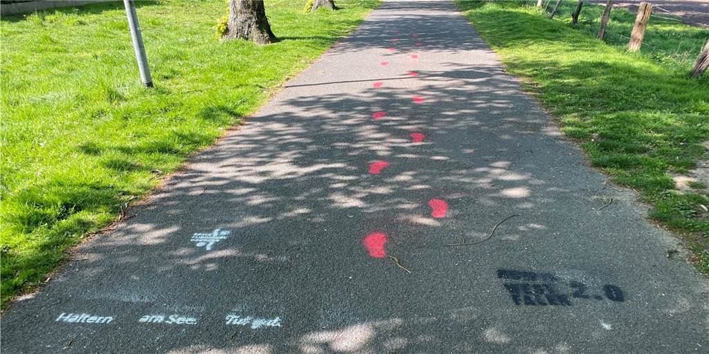 Rote und schwarze Fußspuren auf Halterner Gehewegen: Wo führen sie hin? Rote und schwarze Fußspuren auf Halterner Gehewegen: Wo führen sie hin?
