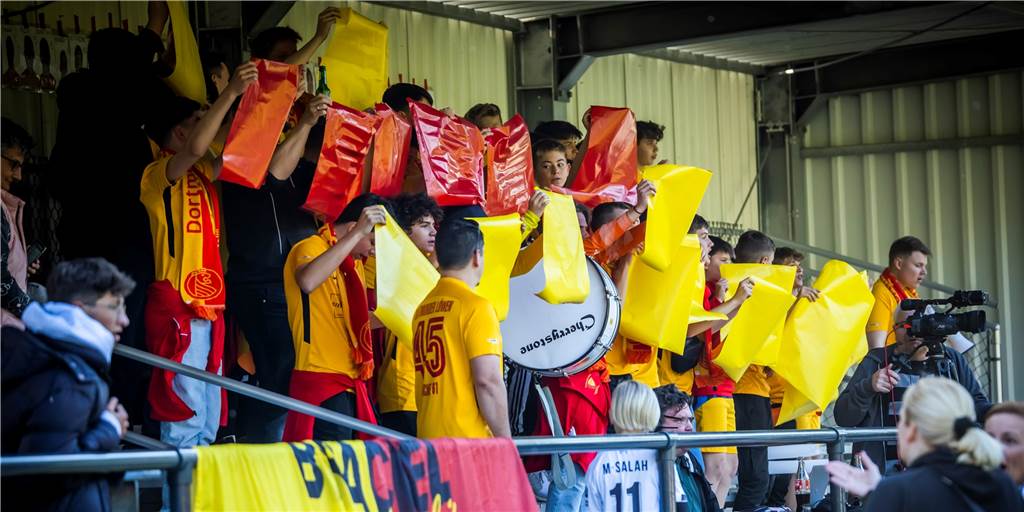 Video-Highlights: Fans stürmen den Platz - Löwen nehmen Brackel im Derby auseinander Video-Highlights: Fans stürmen den Platz - Löwen nehmen Brackel im Derby auseinander