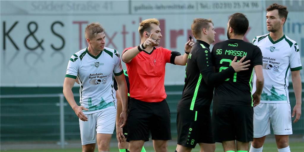 Video-Highlights zu VfR Sölde gegen SG Massen: Zwei Elfmeter, Lattenkracher und ein böses Foul Video-Highlights zu VfR Sölde gegen SG Massen: Zwei Elfmeter, Lattenkracher und ein böses Foul