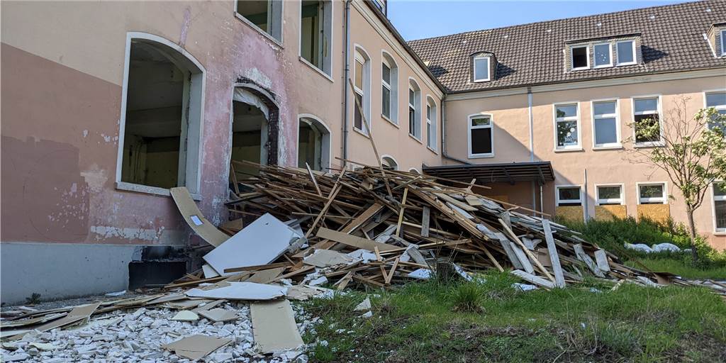 Altes Schulgebäude in der Altstadt von Dorsten: Abriss steht kurz bevor Müll vor der ehemaligen Agathaschule
