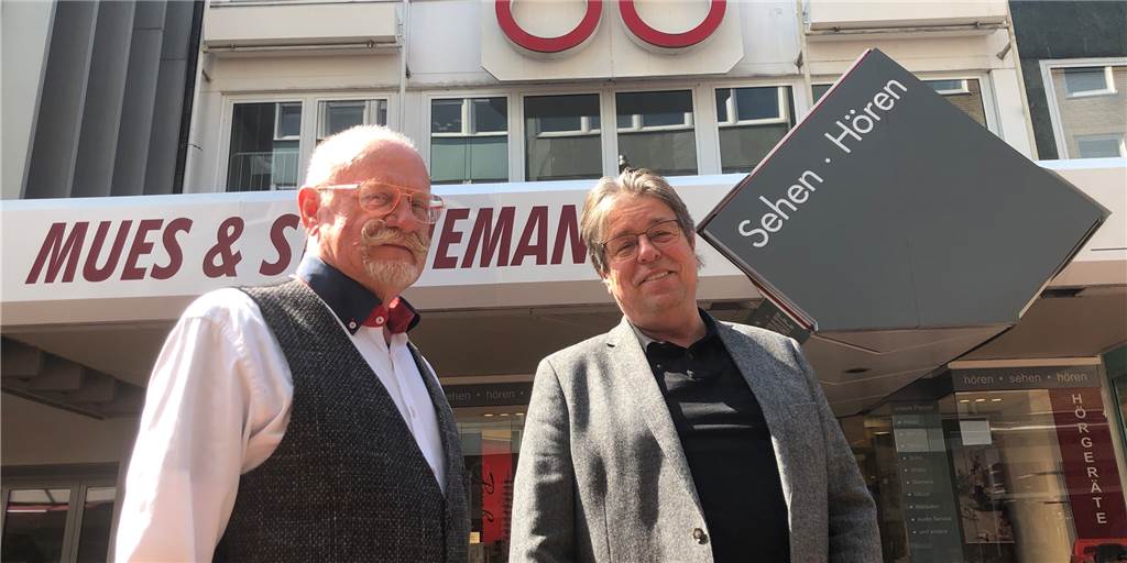 Ulrich Mues (l.) eröffnete vor 50 Jahren sein Optik-Fachgeschäft in Castrop. Heute wird es von Ulrich Tönsmann geführt.