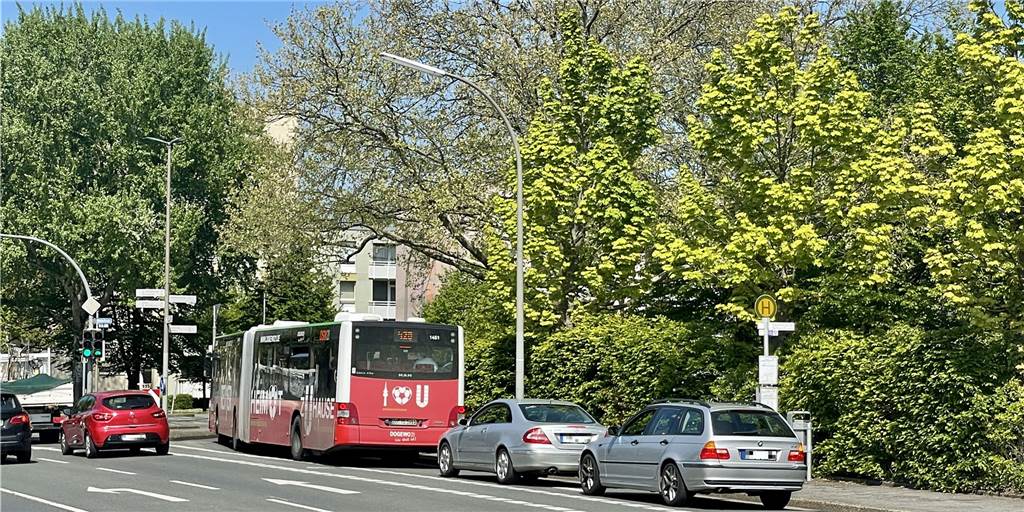 Schuss auf Bus in Scharnhorst - Dortmunder sind entsetzt Am Dienstagabend wurde ein Bus der Linie 427 auf Höhe der Haltestelle "Feuerwache Scharnhorst" mit einem bisher unbekannten Gegenstand beschossen. Bei dem hier abgebildeten Bus handelt es sich nicht um das getroffene Fahrzeug.