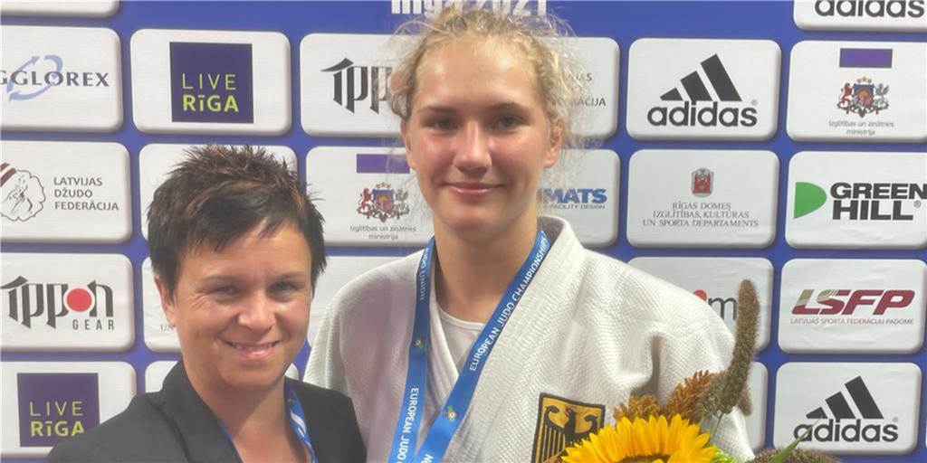 Ronja Buddenkotte ist „Schermbecks Sportlerin des Jahres 2021“ Ronja Buddenkotte und Trainerin Sandra Klinger bei der U18-EM 2021