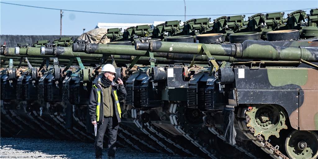 Tarnen, täuschen, transportieren: Der gefährliche Weg an die Front Panzer der US-Streitkräfte stehen auf dem Gelände des Truppenübungsplatzes Grafenwöhr.