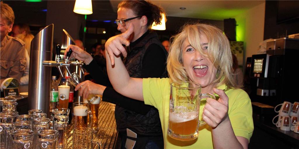 Tanz in den Mai: Hier können Sie in und um Werne in den Wonnemonat feiern Frau mit Bierkrug