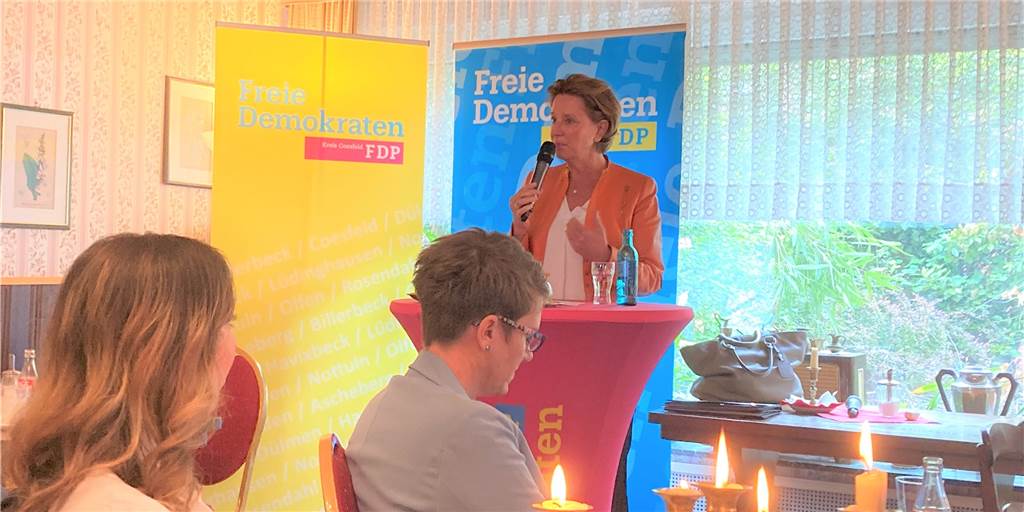 Schulministerin in Nordkirchen: Ja zu besserer Bezahlung an Grundschulen Zu einer Gesprächsrunde mit Landesbildungsministerin Yvonne Gebauer im Café Schlaun in Nordkirchen kamen vor allem Mitglieder der FDP, Lehrinnen und Lehrer.