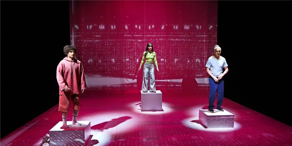 Begeisterter Applaus für Zukunfts-Theater: Jesus und die Chaos-Theorie Szene aus „The Future“ mit (v.l.) Thomas Ehrlichmann, Ann-Kathrin Hinz und Rainer Kleinespel im KJT