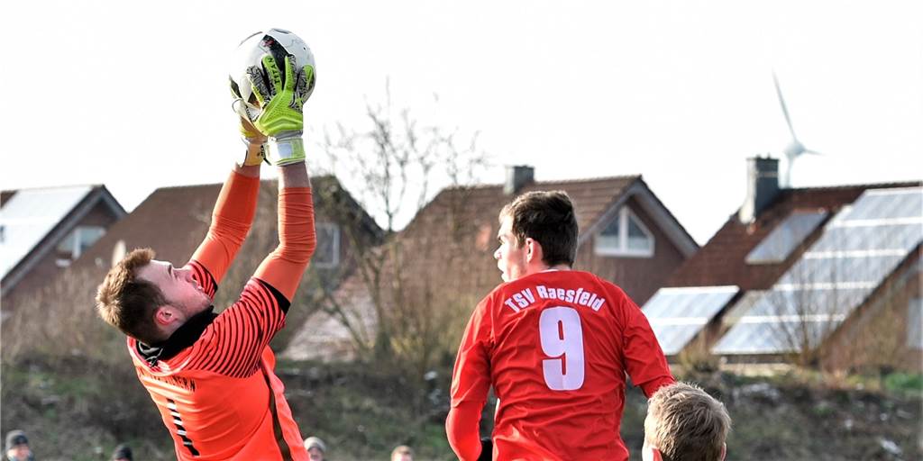 Wird der Kreisliga-Gipfel zwischen dem TuS Gahlen und dem TSV Raesfeld zum flachen Hügel? David Ronau (r.) vom TSV Raesfeld