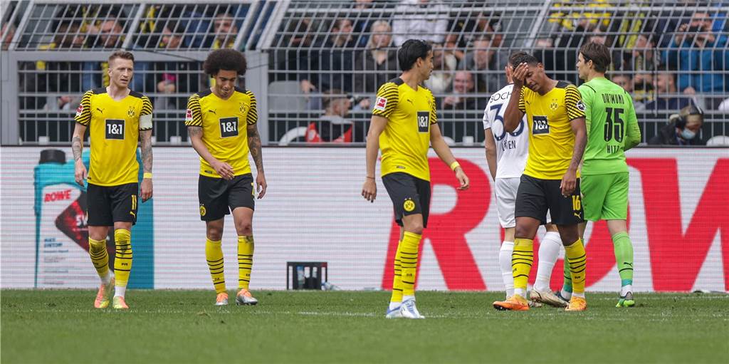 BVB-Einzelkritik: Guerreiro und Akanji von der Rolle - Bynoe-Gittens betreibt Eigenwerbung BVB-Innenverteidiger Manuel Akanji (r.) schlägt sich beim 3:4 gegen Bochum die flache Hand vor die Stirn.