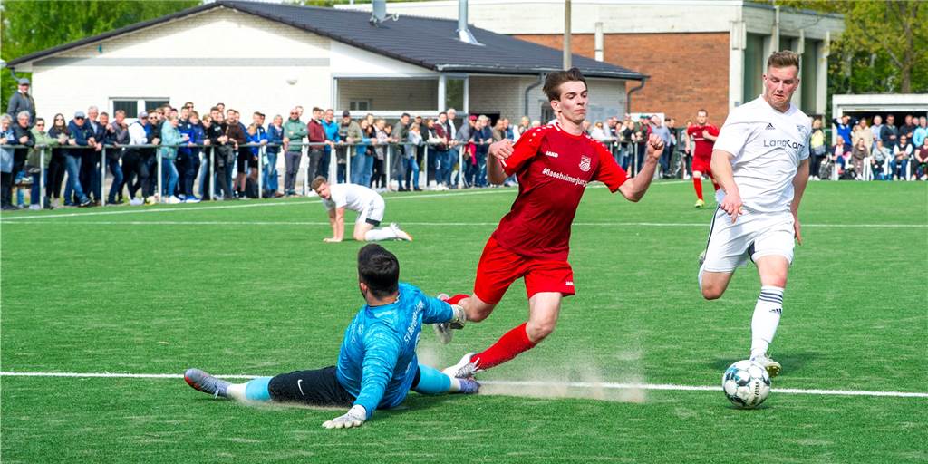 „Unser Spiel war sehr erwachsen“: Flaesheim gewinnt Derby gegen Ahsen Der Moment, der zur Vorentscheidung führte: Ahsens Philipp Jany foult Flaesheims Jacob Stockhofe.