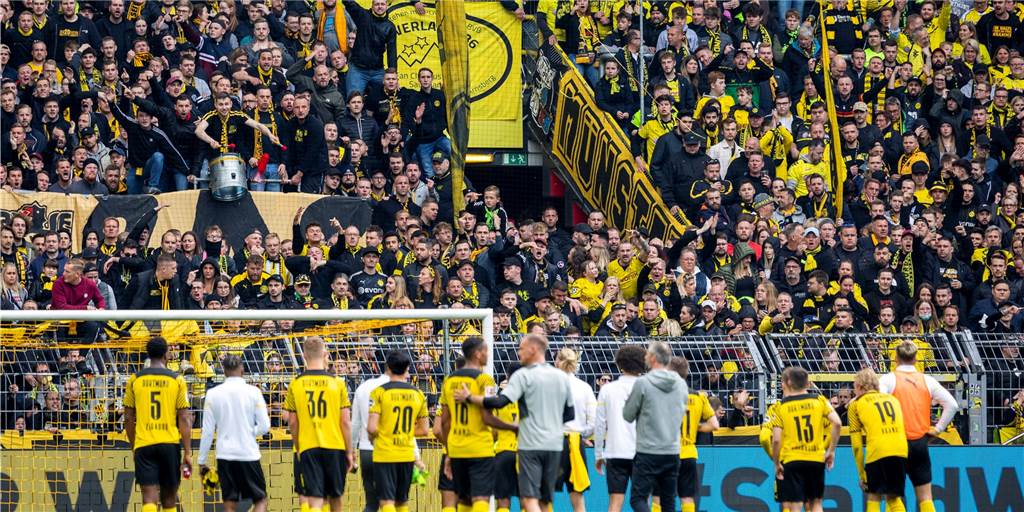 Bochum feiert, Schalke träumt, Borussia blamiert: Der BVB verprellt seine Fans Volle Breitseite: Die BVB-Profis nach dem Desaster gegen Bochum vor der Südtriüne.