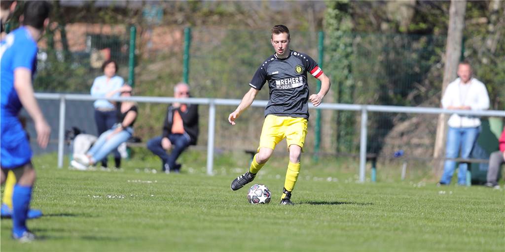 SC Capelle feiert „Schalker Wochenende“ mit Siegtreffer in der letzten Sekunde Simon Walter schoss den SC Capelle zum Sieg.