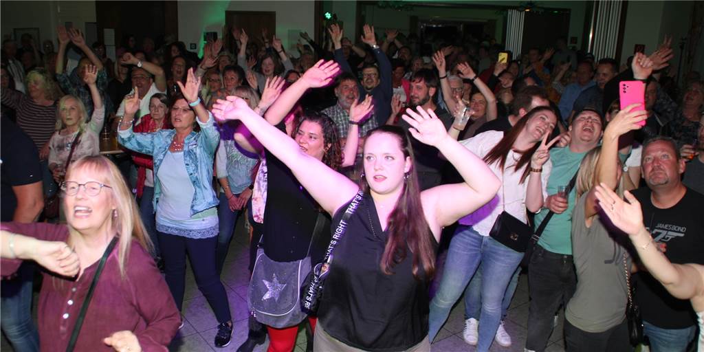 Zu heißen Rhythmen der Partyband „Birdie“ tanzten am Samstagabend viele  Partygäste im Bürgerhaus Brambauer in den Mai.