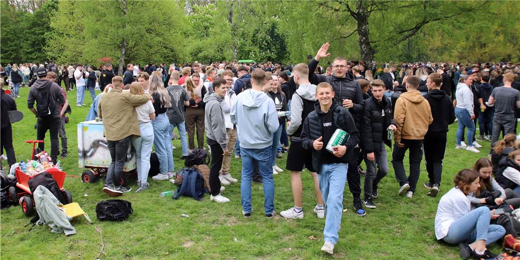 Live-Ticker: Zahl der Grillwiesen-Besucher knackt Marke von 2000 Die Zahl der Besucher auf der Grillwiese am Cappenberger See knackte am Nachmittag die Marke von 2000.