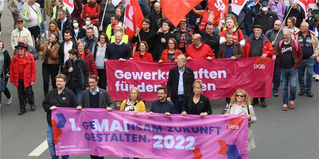 Politik-Gipfel zum Tag der Arbeit: Rund 2000 Demonstranten ziehen durch Dortmund Politik-Gipfel zum Tag der Arbeit: Rund 2000 Demonstranten ziehen durch Dortmund