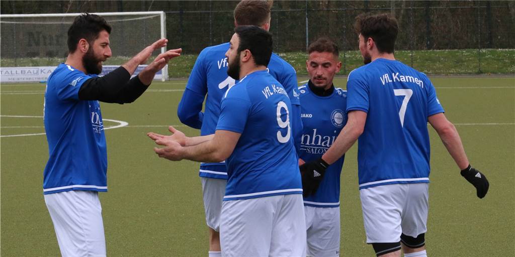VfL Kamen fehlt nach klarem Sieg noch ein Punkt zum Titel Jubel beim VfL Kamen: Die Torschützen Mehmet Kara (l.) und Engin Duman (Nr. 9) setzten sich mit dem VfL Kamen klar beim BV 09 Hamm durch.