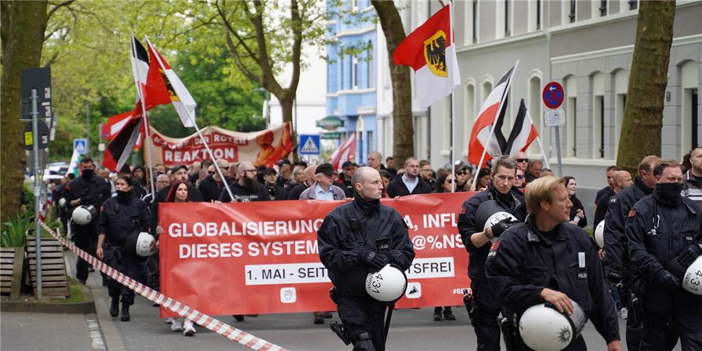 Viele Fotos und Video: Neonazis marschieren durch Dortmund – heftiger Gegenprotest Viele Fotos und Video: Neonazis marschieren durch Dortmund – heftiger Gegenprotest