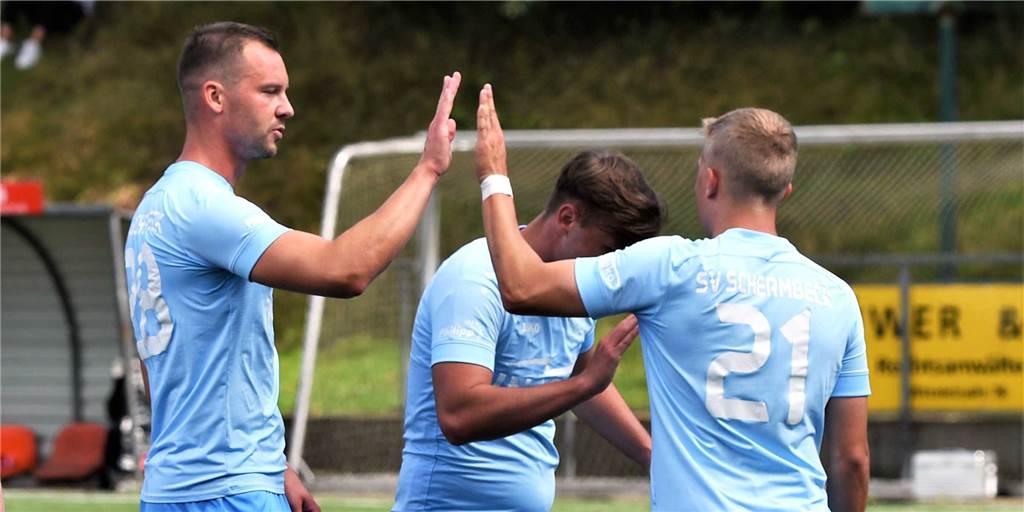Sieg in Siegen - SV Schermbeck beendet das Warten in der Aufstiegsrunde Michael Smykacz (l.) spielte beim Schermbecker Sieg in Siegen eine besondere Rolle.