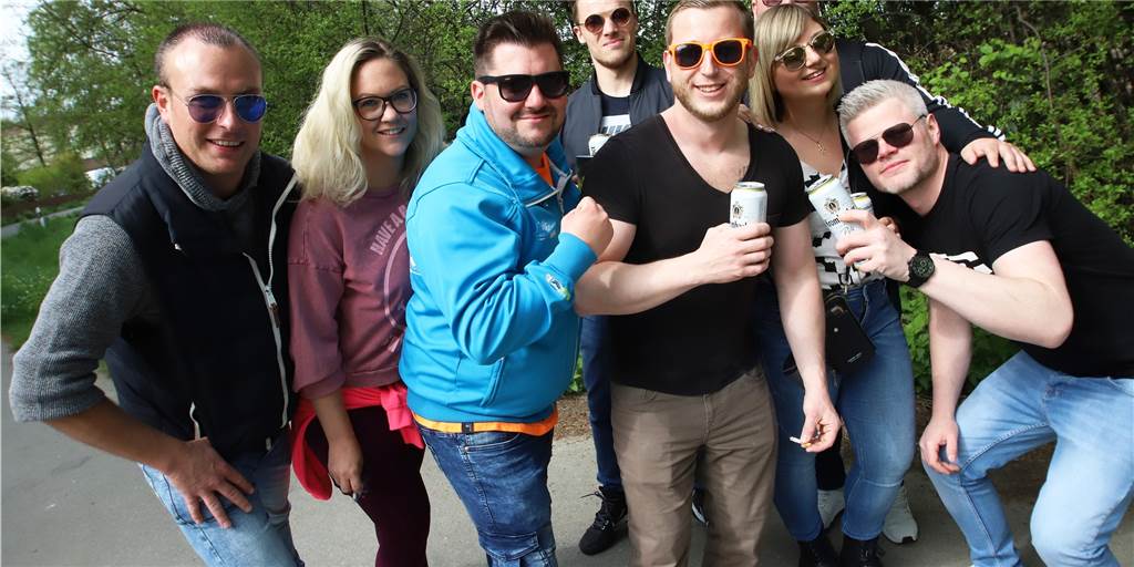 Tausende feiern den Mai: Grillwiese am Cappenberger See wird Party-Zone Freunde treffen und in den Mai feiern - darauf freute sich auch diese Gruppe nach zwei Jahren Corona-Pause.