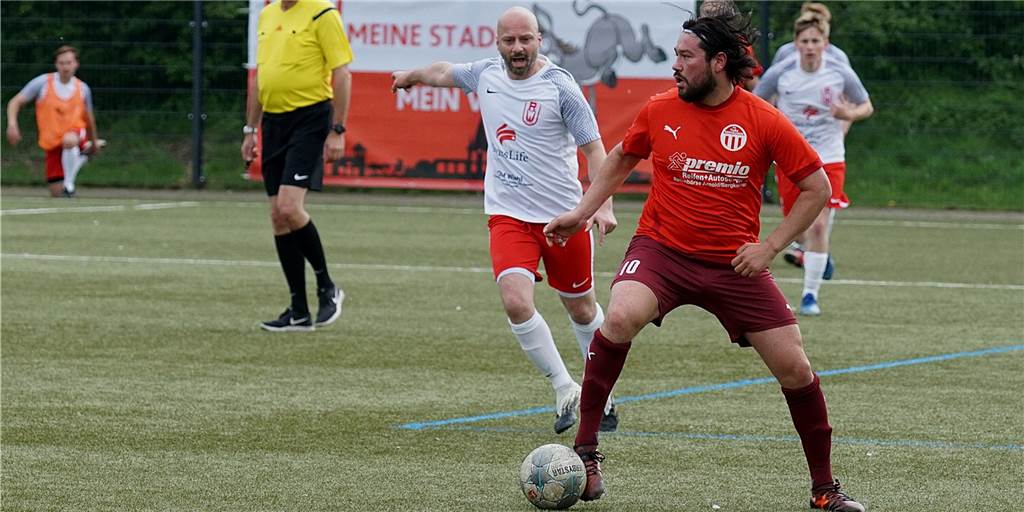 TuRa Bergkamen kontert RW Unna aus: „Die Offensiv-Qualität kannst du nicht 90 Minuten verteidigen“ Volkan Gül (am Ball) ist berüchtigt für seine punktgenauen langen Bälle. Die wurden auch für Dogan Okumak (l.) und RWU am Sonntag gefährlich.