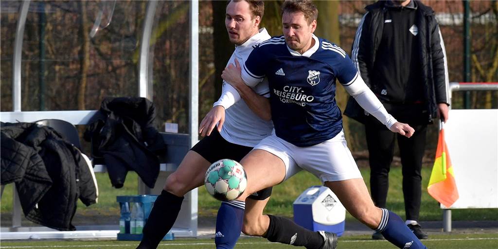 VfB Lünen tut sich gegen Kellerkind lange schwer – Umstellung bringt den Sieg Marius Mantei (l.) brachte den VfB Lünen nach seiner Einwechslung auf die Siegerstraße.