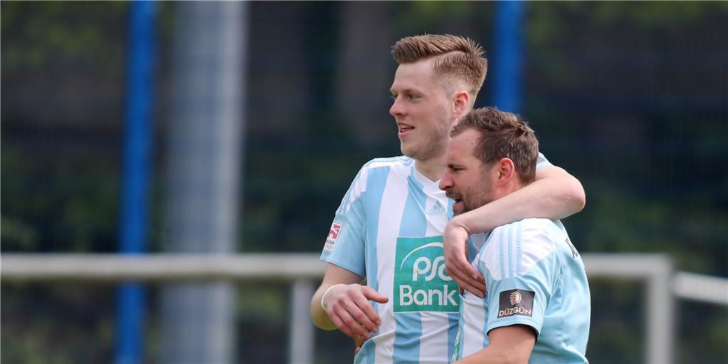 Video-Highlights: Hochklassiges Spiel in Aplerbeck - schöner Kopfball-Treffer von Münzel Video-Highlights: Hochklassiges Spiel in Aplerbeck - schöner Kopfball-Treffer von Münzel
