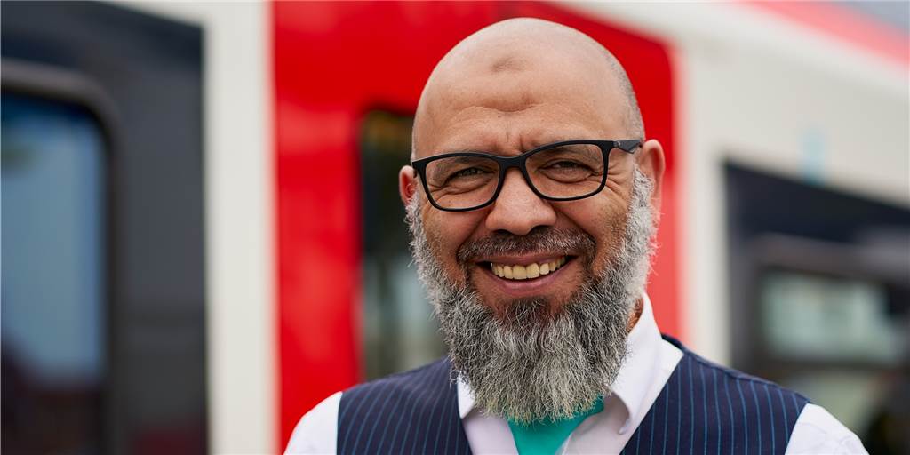 Mohammed Boujettou hat es als Zugbegleiter immer wieder mit alkoholisierten und uneinsichtigen Kunden zu tun. Weil er dabei trotzdem alles gibt, wurde er jetzt zum "Eisenbahner mit Herz" gewählt.