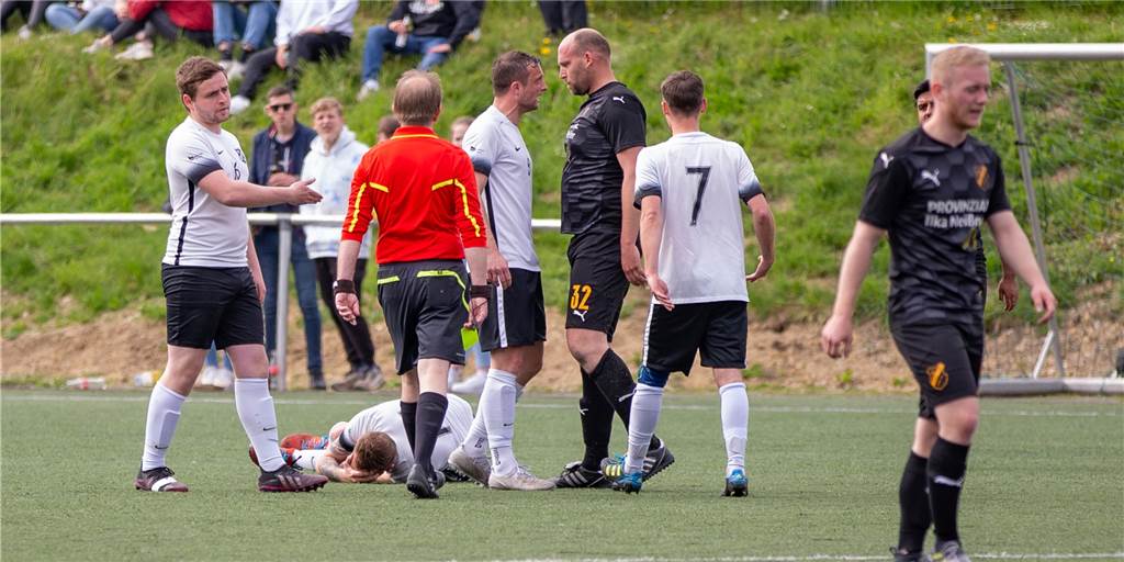 Mehr als 100 Fotos vom Sport-Wochenende - von der Fußball-Kreisliga bis zur 3. Liga Handball Mehr als 100 Fotos vom Sport-Wochenende - von der Fußball-Kreisliga bis zur 3. Liga Handball