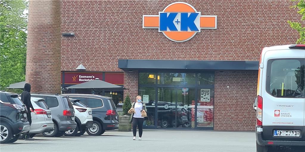 Nach Überfall auf K+K-Markt: Polizei fahndet weiter nach den Tätern Der K+K-Markt in Heek wurden am Donnerstagabend (28. April) von drei Tätern überfallen. Zwei Täter betraten den Markt, der dritte wartete im Fluchtwagen.