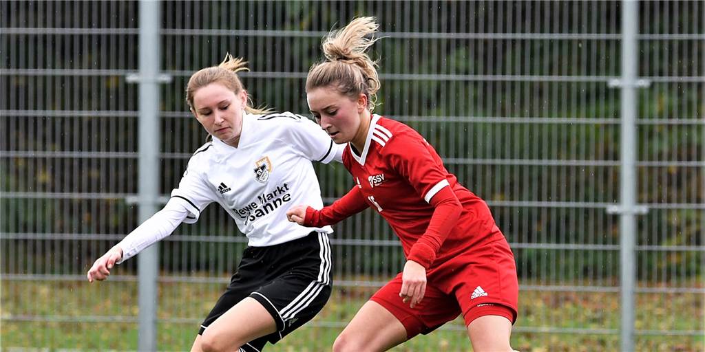 Ein unüberwindbarer Keeper und Defensiv-Qualität im Mittelfeld machen Dorstens Elf des Tages stark Theresa Rekers (r.) erzielte im Topspiel der Frauen-Kreisliga A zwei Tore für den SSV Rhade II.