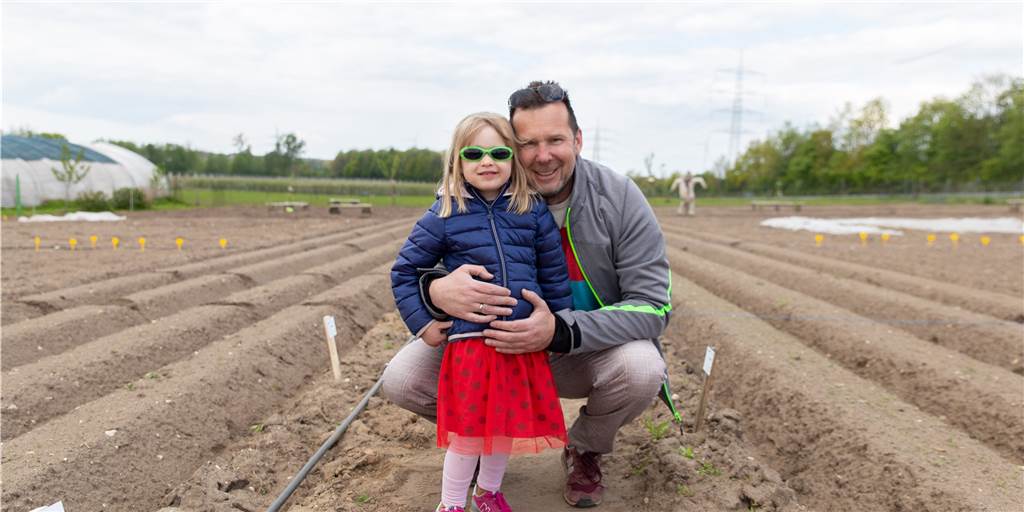 Meine Ernte: Hobbygärtner starten motiviert in die neue Saison Familienvater Karsten Wick und seine vierjährige Tochter Vicky auf dem Feld